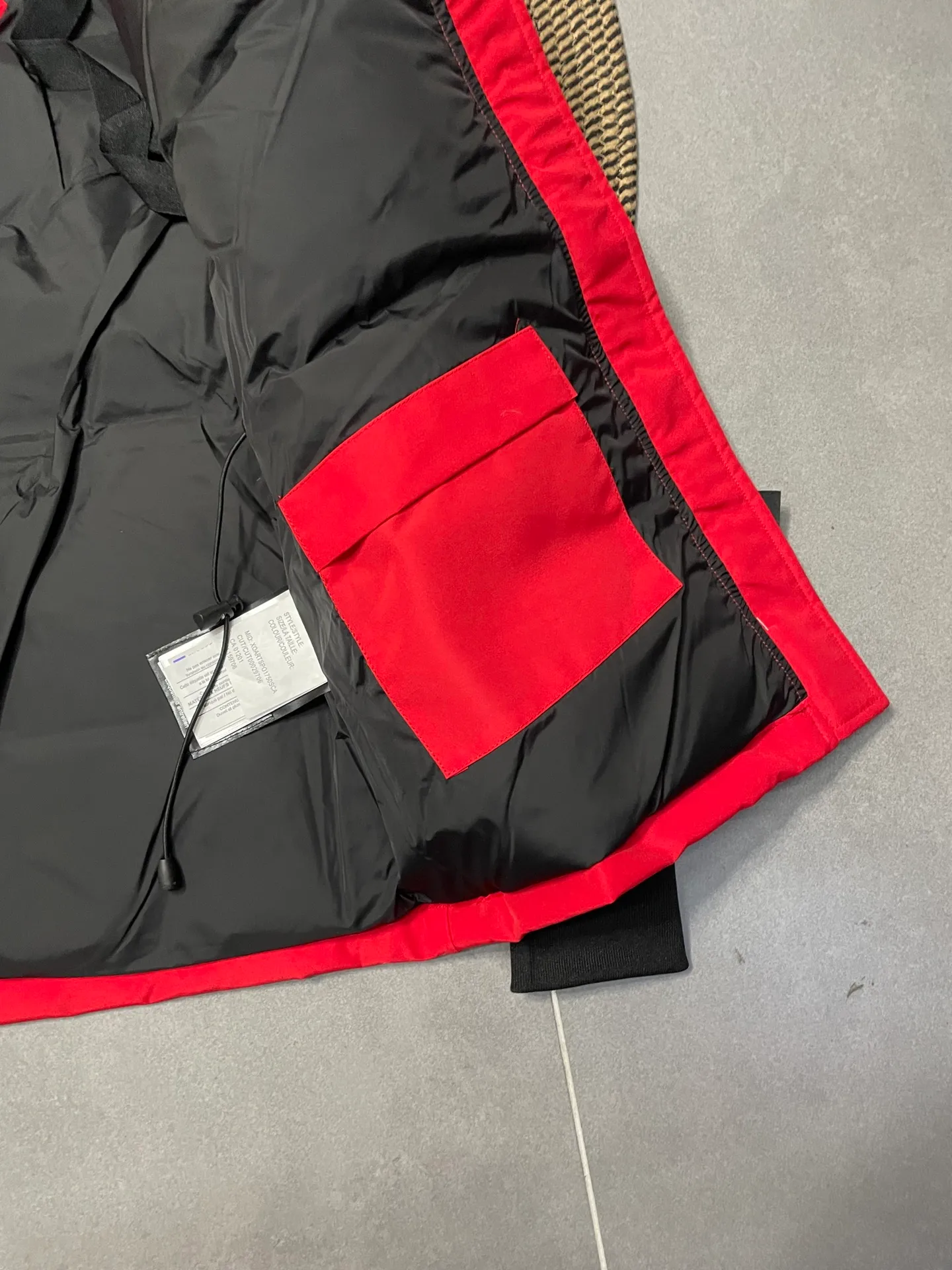 P880 Canadian CANADA GOOES 04 model/women's model. Both the Arctic and Antarctic scientific expedition teams and others choose Canada Goose as their cold-proof equipment. They are the Rolls-Royce of down jackets.  ➖ Industry-leading anti-counterfeiting chip sensing.  ➖ Imported Behringer embroidery machines and customized embroidery labels, the highest level and industry leading.  ➖ Imported Korean 21-count polyester-cotton blended original fabric, TC85 waterproof coated fabric, water-repellent, windproof and wear-resistant.  ➖ The new national standard 80 white duck down is filled with an average of 520 grams of down. The amount of down filled is industry-leading.  ➖ 100% nylon lining with double double-layer sealing design to prevent velvet running, and seamless thread design on the cuffs!  ➖ Western Canadian Green Wolf Collar.  ➖ Yoshida YKK provides original factory-customized electroplated sliders. YKK two-way lockable zippers are tight and smooth and do not peel off paint.  ➖ 3M composite Velcro is durable and the accessories and hardware are all custom-made. Only for the purest goose, the most dedicated, the most professional, the highest quality, the highest cost performance!    SIZE:XS-XXL